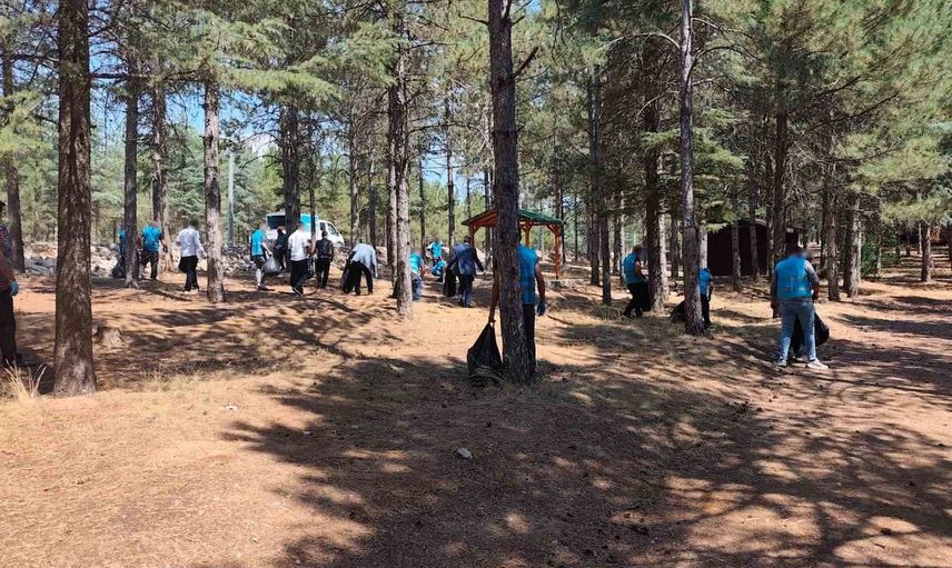 Yeniden topluma kazandırma hedefiyle: Yalvaç'ta denetimli serbestlik hükümlüleri orman parkını temizledi