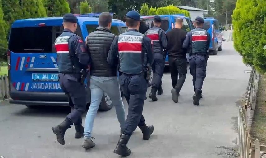İstanbul'dan gelerek ürettikleri sahte altınları satmaya çalışırken suçüstü yakalandılar