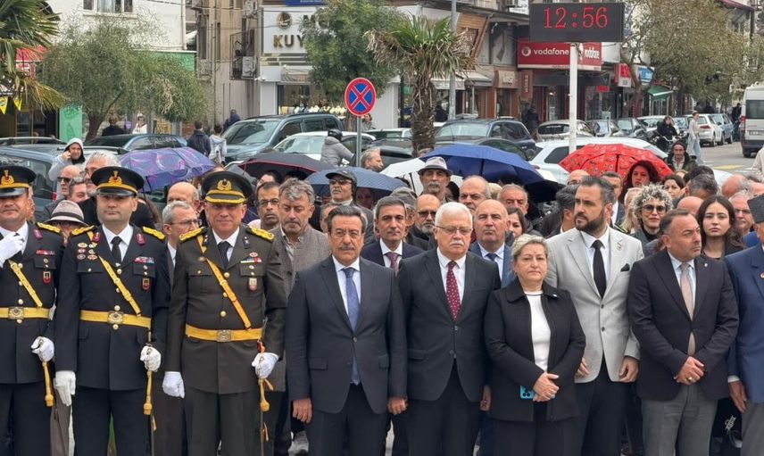 Burhaniye'de cumhuriyet için çelenkler Atatürk anıtında buluştu