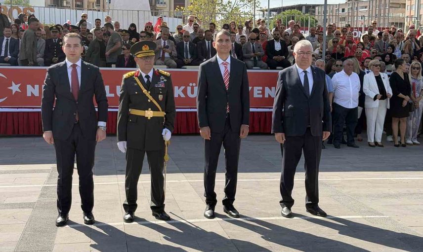 Edremit'te 30 Ağustos coşkusu meydanı doldurdu