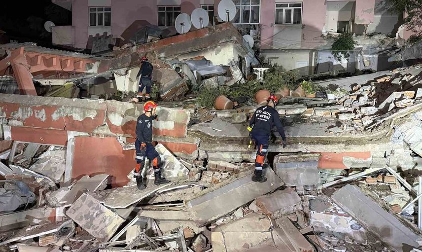 Bahçelievler'de kolon sesleri üzerine tahliye edilen 38 yıllık bina çöktü