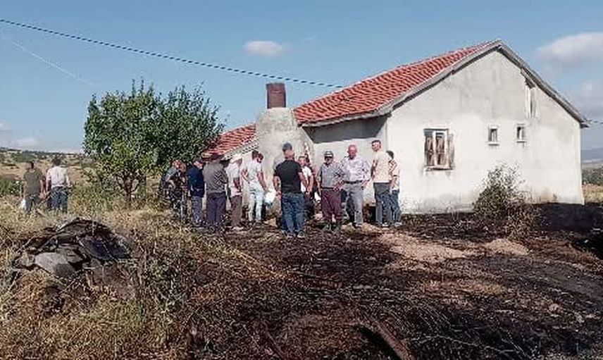 Ocaklıktan çıkan kıvılcımlar Balıkhisar'da otluğu ateşe verdi, yangın kısa sürede söndürüldü