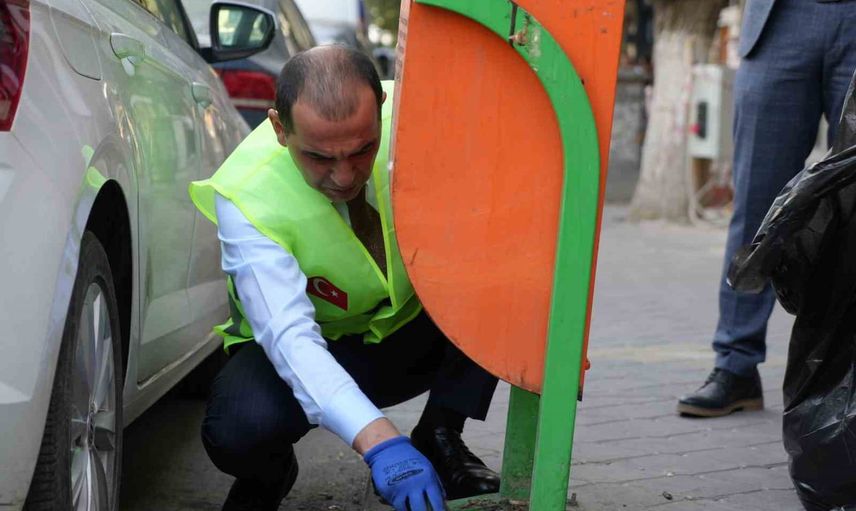 Taşolar fırça ve faraşla sahada: kent temizliğine bizzat liderlik etti