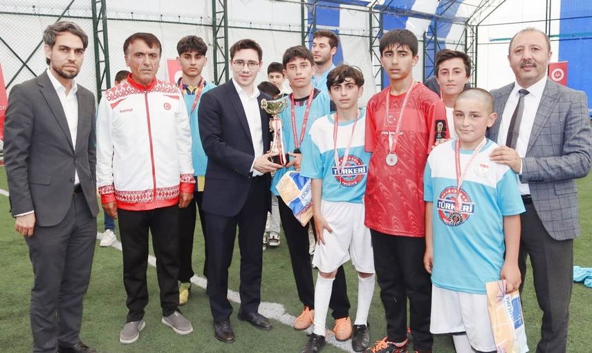 Semihaşakir kupayı kaldırdı, gençler sahada kardeşliği güçlendirdi