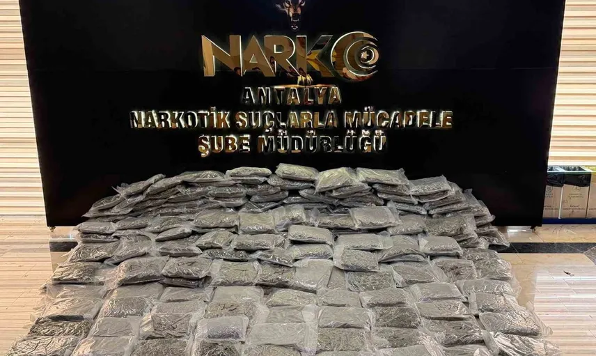 Antalya’da ikameti depo olarak kullanılan adreste 250 kilogram esrar ele geçirildi