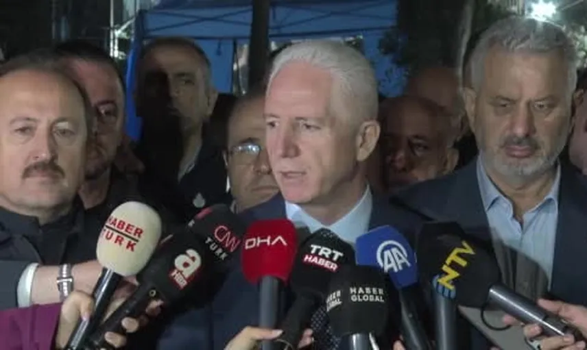 Maltepe'de kısmi çökme: enkaz altında üç kişiye ulaşma çalışmaları sürüyor