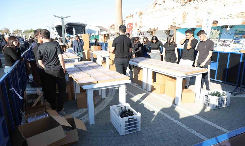 Edremit Güre sahilinde 13 binden fazla kişiyle dünya rekoru denemesi