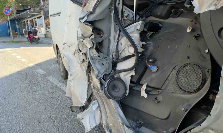 Edirne'de çekicinin çarptığı ticari araç ağaca çarparak durdu