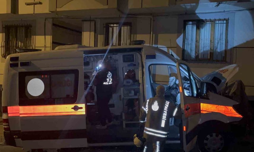 Bayrampaşa'da hasta taşıyan ambulans kaldırımlara çıktı: üç sağlık personeli yaralandı