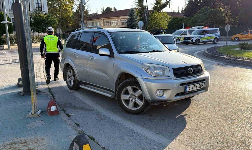Bolu'da cadde üzerinde çarpışma: 14 yaşındaki elektrikli bisiklet sürücüsü yaralandı