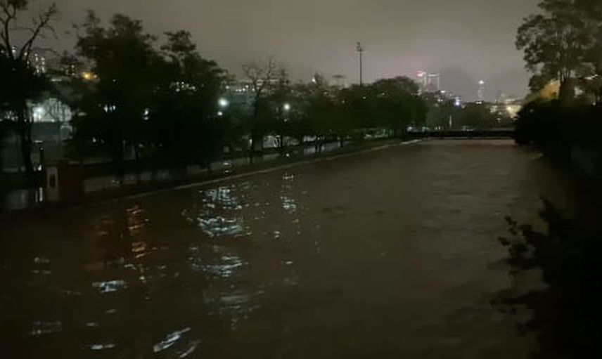 Kağıthane'de sağanak yolları göle çevirdi, dere taşma sınırında