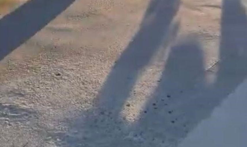 Vatandaş yol ortasında el işaretiyle trafiği yönlendirdi