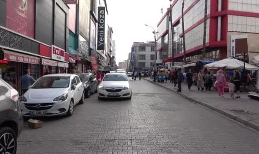 Adana'nın merkezinde park ihlalleri günlük yaşamı aksatıyor