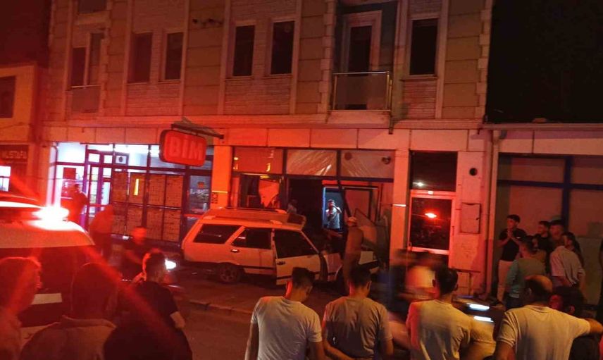 Afyonkarahisar'da kontrolden çıkan araç markete daldı, kapalı olması olası yaralanmayı önledi