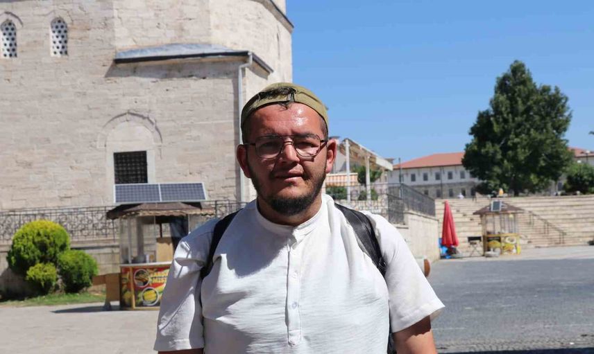 İlahi aşkla yola çıkan adamın yürüyüşü Kabe'ye uzandı