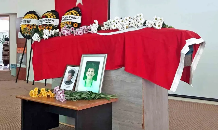 Çeşme'de eğitim camiası okul müdürü Nemide Korkmaz'ı uğurladı
