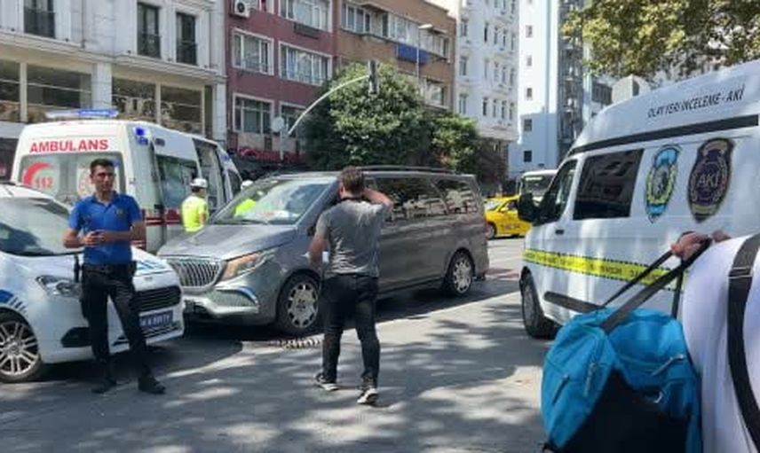 Fatih'te kırmızıda geçmeye çalışırken iki aracın altında kalan genç yaşamını yitirdi