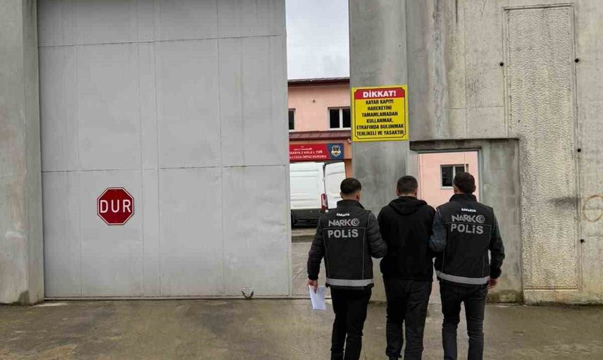 Karasu'da teknik ve fiziki takiple hakkında 24 yıl 10 ay 57 gün hapis cezası bulunan firari yakalandı