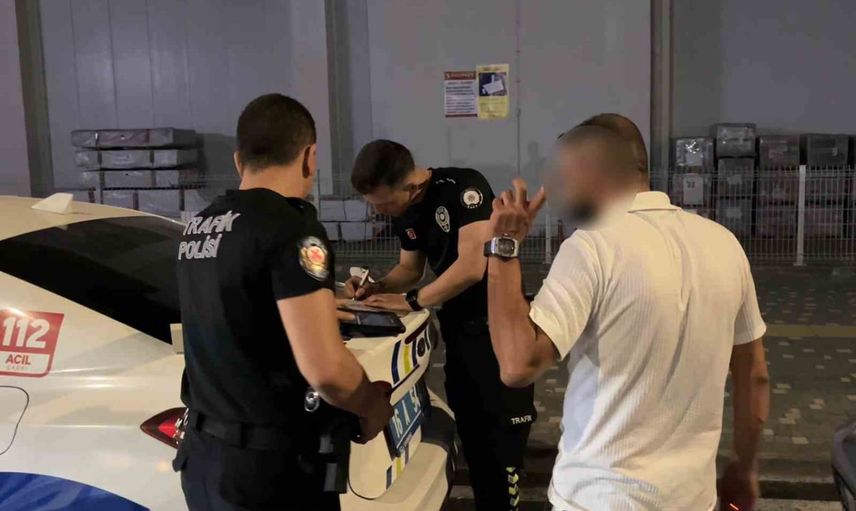Alkol denetiminde tartışılan tavır: yüzünü kapattı, gazeteciyi kayda alıp küfretti