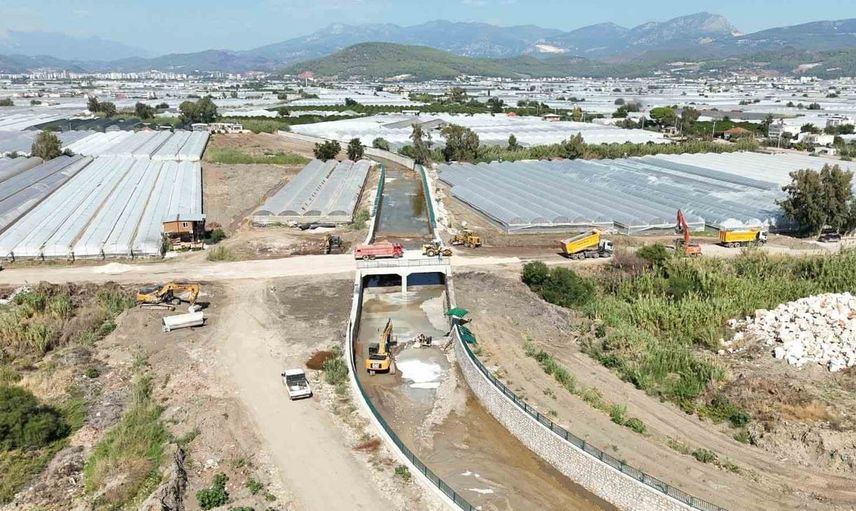 Kumluca'da sel riskini azaltacak Üleşik Deresi projesinde yüzde 20 tamamlandı