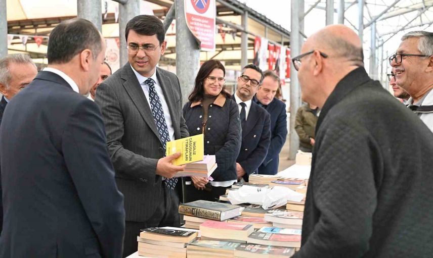 Uşak'ta kitap rüzgarı: valisi Serdar Kartal fuarı gezdi