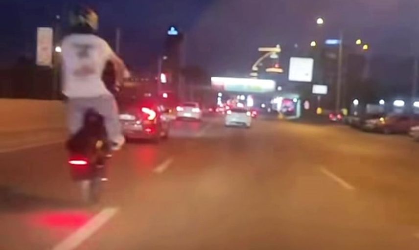 Bursa'da ön tekerle trafikte tehlike yaratan plakasız motosiklet