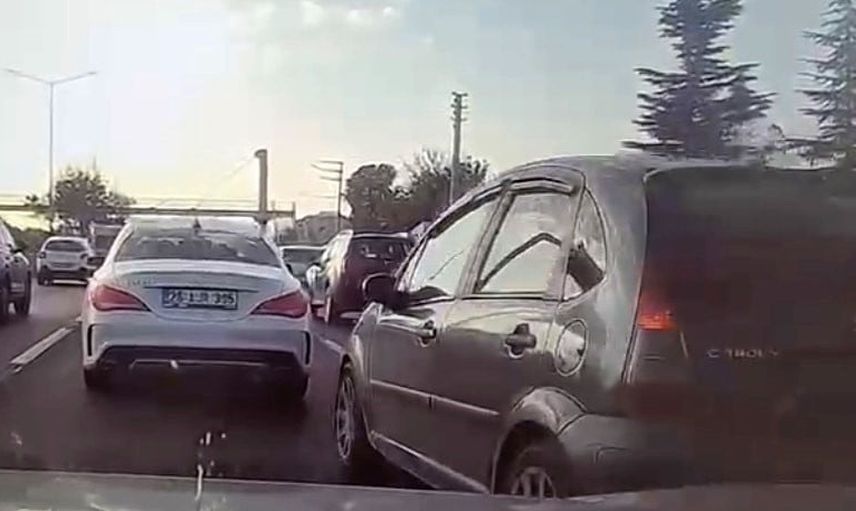 sinyal vermeden öne geçip ani fren yapan sürücünün tehlikeli anı kamerada