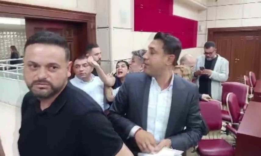 Yüreğir meclisinde 'satılık' tartışması kavgaya döndü