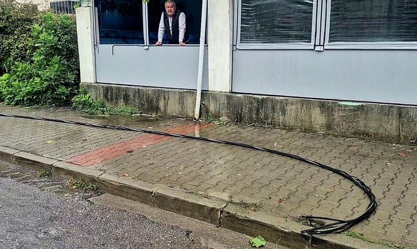Fırtına Bartın'da enerji hatlarını kopardı, ekipler alarma geçti