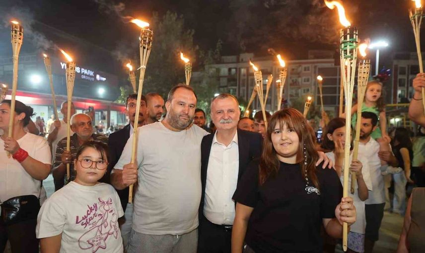 Yunusemre'de zafer coşkusu Tolga Çandar'ın türküleriyle taçlandı