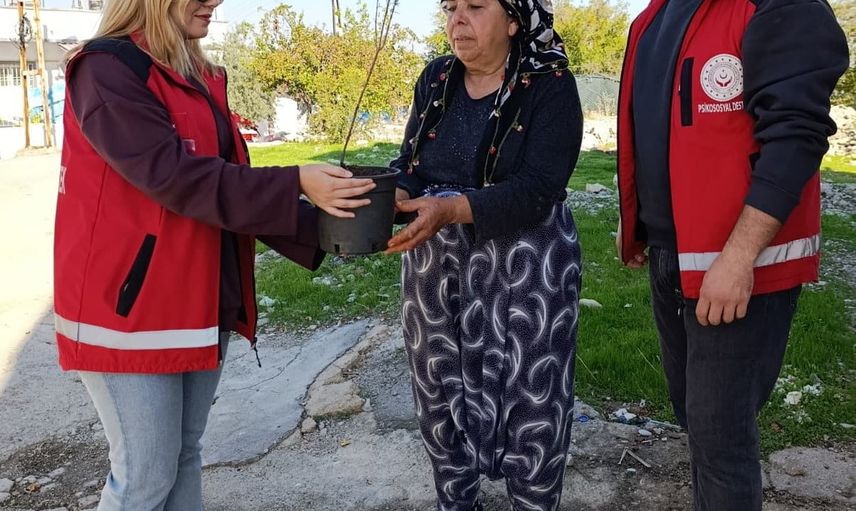 Besni'de yalnızlığa karşı fidanla vefa
