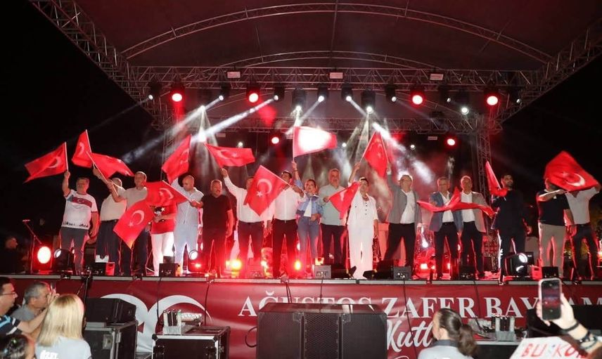 Edremit'te 30 Ağustos coşkusu: fener alayı ve Fatma Turgut sahnede