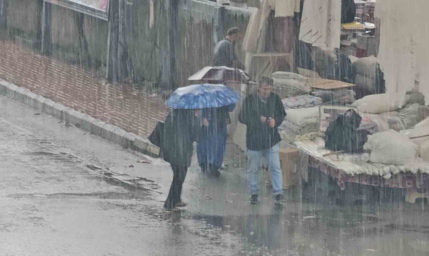 Ani sağanak Zonguldak'ta günlük yaşamı sekteye uğrattı