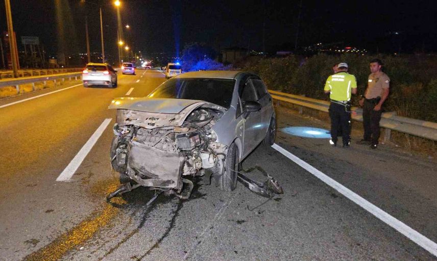 Orhangazi'de direksiyon hakimiyetini kaybeden araç bariyere çarptı
