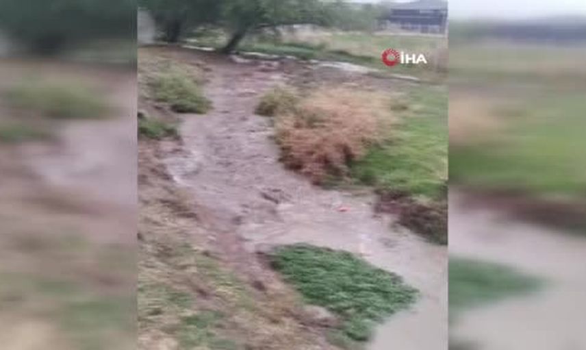 Haymana'da kısa sürede yükselen dere sokakları suyla kapladı