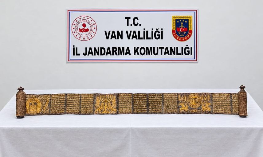 Van’da jandarmadan yaldızlı Tevrat operasyonu: 310 santimetrelik deri rulo ele geçirildi