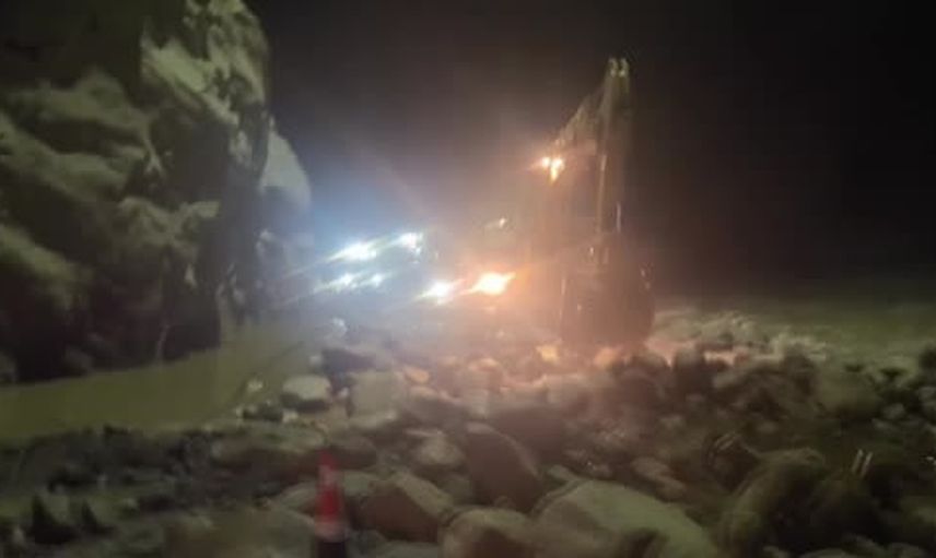 Himalayalardan kopan buzulun seli Nepal'de ağır bilanço bıraktı