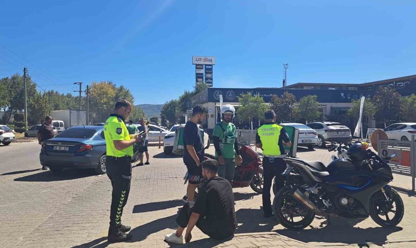 Avm kavşağında çarpışma: motosiklet sürücüsü ayağından yaralandı