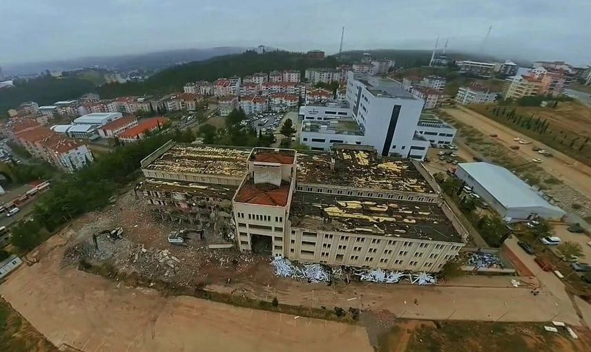 Boyabat'ta uzun yıllar hizmet veren eski hastanenin kontrollü yıkım süreci başladı