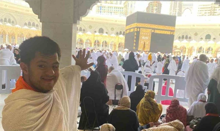 Kabe hasreti duayla gerçek oldu: makete sarılan çocuğun umre sevinci