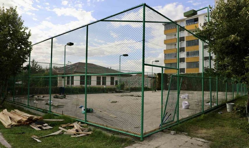 Ağrı'da tenis kortları sporcular için daha konforlu zemine kavuşuyor