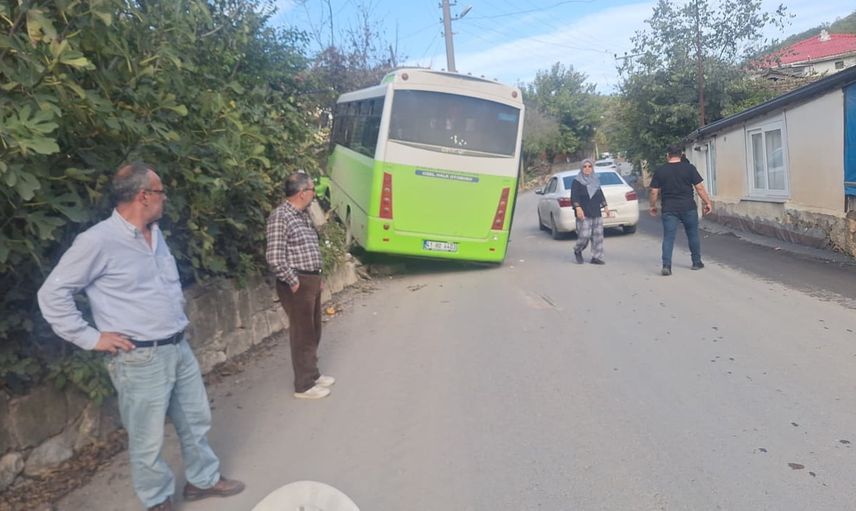 Gebze'de özel halk otobüsü duvarın üzerine çıkarak durdu: 10 yolcu hafif yaralandı