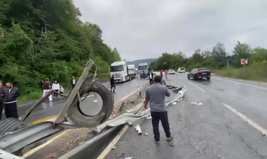 Düzce'de makaslayan tır Zonguldak istikametinde trafiği durdurdu