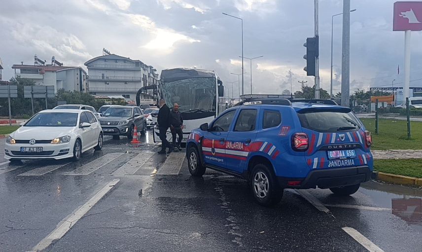 Antalya'da damperli kamyon ile otel servisi çarpıştı: dört kişi yaralandı