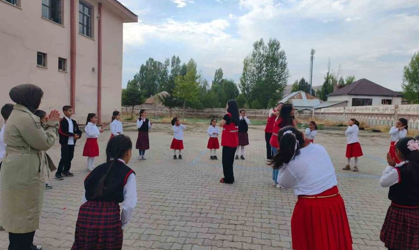 Gönüllüler Kızılay Patnos Şubesi'nde Sütlü Pınar İlkokulu öğrencileriyle buluştu
