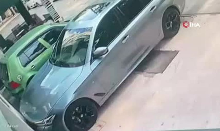 Otelin 6'ncı katından düşen kadın park halindeki araca çarparak ağır yaralandı