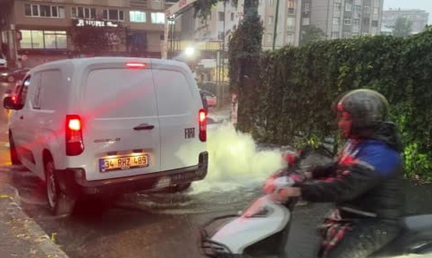 Şişli'de akşam sağanak ve fırtına yolları göle çevirdi