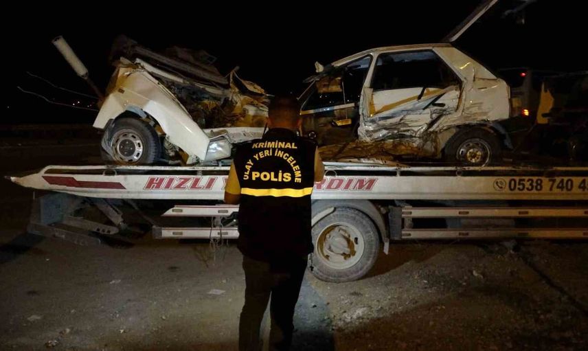 Fırıncılar mevkiinde gece kaza: ikiye bölünen otomobilin sürücüsü yaşamını yitirdi