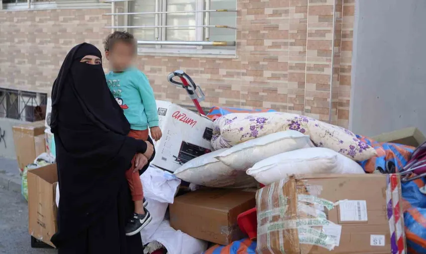Annesine refakat ettiği için sokağa atılan kadın belediye ve sosyal hizmetlerle güvenceye alındı