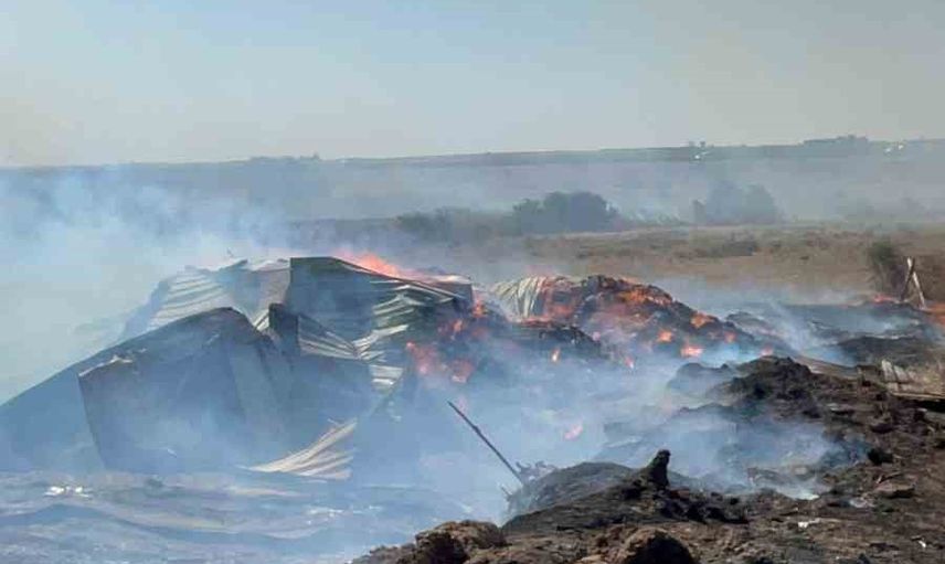 Rüzgarın taşıdığı anız alevleri çiftliklere sıçradı, binlerce balya kül oldu